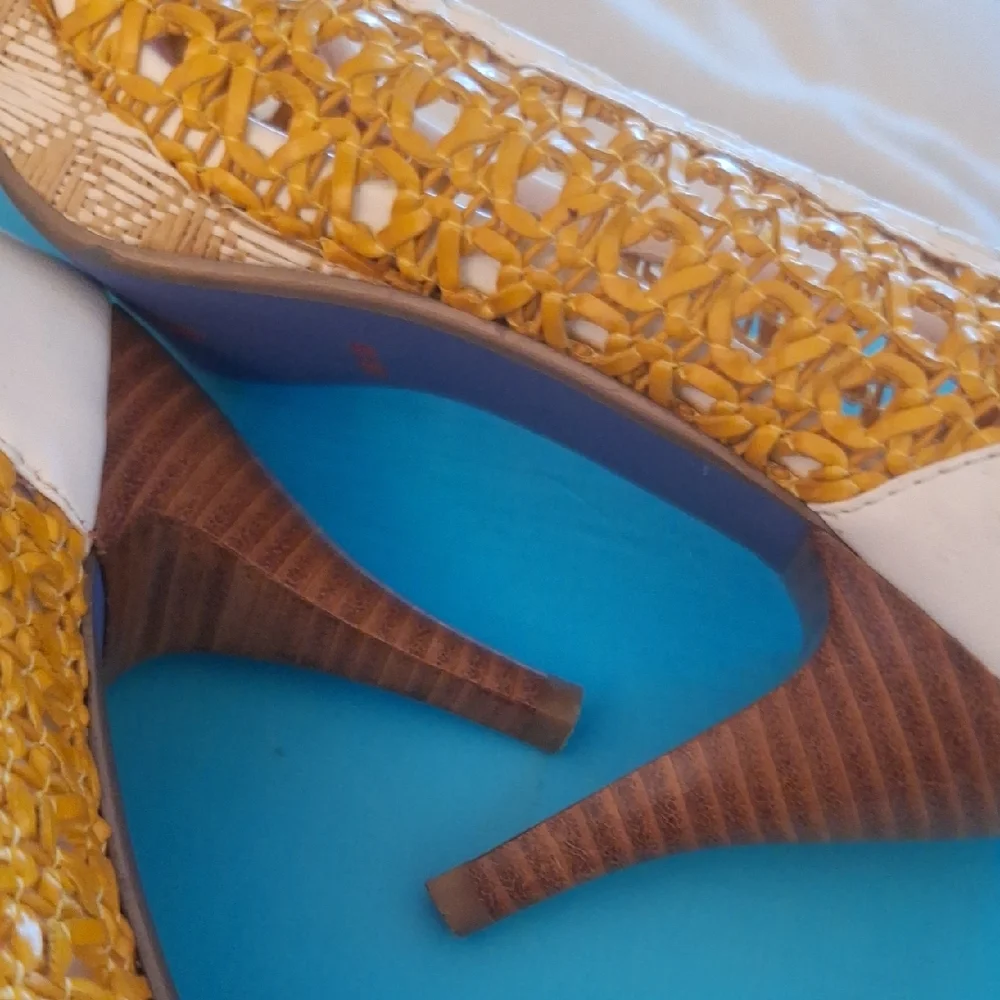 Poetic Licenses Of London Eegant Woven Peep-Toe Heel with Flower Size 8 Or Eur39